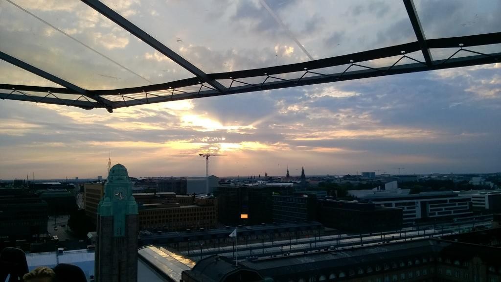 Dinner in the sky. Ilta-aurinko Helsingin yllä 50metrin korkeudesta kuvattuna.